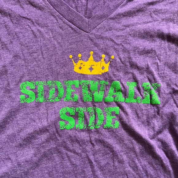 Fleurty Girl Purple Sidewalk Side New Orleans Mardi Gras Tee Shirt Shirt Size M - Picture 3 of 6